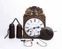 Comtoise, France, datée 1840, signée sur le cadran "Pierre Sage", index romains, sonnerie sur cloche, pendule pliant, deux poids
