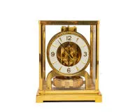 Jaeger LeCoultre ATMOS V, Schweiz, um 1970, Ref. 5800, Nr. 367064, Kaliber 526-5, Drehpendeluhr, vergoldetes Messinggehäuse allseits verglast mit geschrägten Ecken und Fronttür, weißer Ziffernring mit goldenen arabischen Ziffern um skelettiertes...