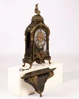 Cartel en technique Boulle sur console murale, Régence / Louis XV, France, vers 1720, signé J.PREUOST A PARIS, marqueterie de laiton et bronzes dorés