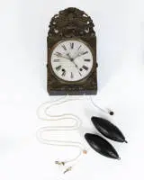 Comtoise, France, vers 1800, signée "Achambaud a Nion (?)", fronton avec deux colombes et tête dans un rayonnement, pendule et deux poids, affichage de la date et répétition