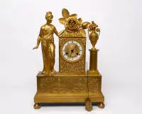 Pendule de cheminée figurée / pendule à figures, Empire, France, 1re moitié 19e s., boîtier doré et richement orné, tête d'horloge rectangulaire flanquée d'une amphore et de Vénus, Cupidon sort de la rose couronnante,...