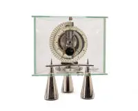 Rare pendule de table Jaeger LeCoultre Atmos Atlantis, Suisse, vers 2000, calibre 548, n° 696920, avec phase de lune, boîtier en verre trapézoïdal sur trois cônes argentés, cadran spiralé avec phase de lune au-dessus du "6", 28 x 25 x 15 cm, mouvement a fonctionné...
