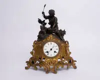 Pendule figurine "Bûcheron", France, 2e moitié 19e s., bronze figuratif, décor baroque, émail blanc, mouvement et balancier