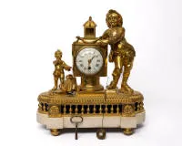 Figurale klok "à lanterne magique", Frankrijk, Lodewijk XVI, ca. 1780, verguld brons op marmeren sokkel, kobaltblauw glas