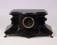 Pendule de cheminée, J. Verhagen & Cie, Cologne, vers 1900, marbre noir, têtes de lions, 25,5 x 50 x 29 cm