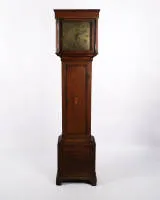 Longcase clock, England, 1st half 19th c., signed "Thomas Mear / Dursley", (Thomas Mear of Drusley / Glouchestershire 1779 - 1842), oak case, door with fire-shaded inlay, head with flanking columns, engraved brass dial...