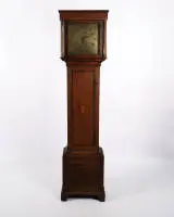 Horloge de parquet, Angleterre, 1re moitié du 19e s., signée "Thomas Mear / Dursley", (Thomas Mear of Drusley / Glouchestershire 1779 - 1842), boîtier en chêne, porte avec incrustation ombrée au feu, tête avec colonnes flanquantes, cadran en laiton gravé...