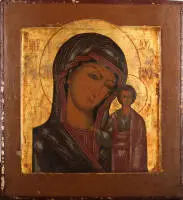 Icône, Mère de Dieu de Kazan, Russie, 19e siècle, tempera sur bois, fond doré, 31,5 x 29 x 2 cm, panneau légèrement convexe, écaillages de peinture, lattes de bois manquantes au verso.