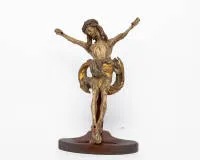 Corpus Christus im Dreinageltypus, wohl deutsch 19. oder 20. Jh., Holz, polychrom gefasst, Polimentversilberung und -vergoldung, 38 x 28.5 x 7 cm