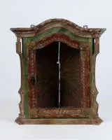 Kleiner Hausaltar, süddeutsch, 19. Jh., Holz, polychrom gefasst, mit Glasscheibe und Schlüssel, verso mit Monogramm (kaum leserlich) und Datierung 1816, 53 x 49 x 25 cm, oben Bohrungen von einem fehlenden dekorativen Element, vergrößerte Brettfuge in...