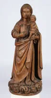"Madonna mit Kind", wohl spanisch 18. Jahrhundert, Holz, 93 cm hoch, auf flache Plinthe gesetzt, Finger teilweise verloren, Bestoßungen.