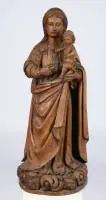 « Madone à l'Enfant », probablement espagnol XVIIIe siècle, bois, 93 cm de haut, posée sur une plinthe plate, doigts partiellement perdus, ébréchures.