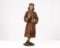 Saint Côme avec la fiole d'urine, probablement allemand fin XVe s., bois, sculpté en ronde-bosse, polychromie, 85 cm haut, polychromie non d'origine, écaillages divers, traces d'infestation inactive d'anobies, plinthe et parties des pieds ajoutées...