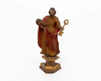H. Petrus met sleutel en haan, Duits, 18e eeuw, hout, polychroom, 25,5 cm hoog (incl. sokkel), sokkel los, haan gelijmd