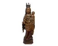 Madone à l'Enfant de style gothique tardif, probablement bohémienne XIXe s., bois, couronne en métal, polychromie, sculptée aux trois quarts ronde, 42 cm haut (plinthe incl.), polychromie et apprêt manquants ou détachés dans de nombreuses zones, tige de sceptre cassée,...