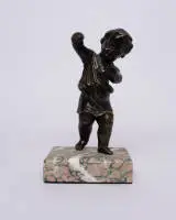 Petit putto, France, sur socle en marbre, bras mobile, probablement autrefois partie d'une horloge, env. 23 cm de haut (socle inclus)