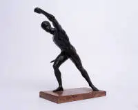 "Combat à l'épée", probablement 20e s., d'après un modèle antique, bronze, patiné, monté sur socle en marbre rouge, 27,5 cm de haut (socle en pierre inclus)