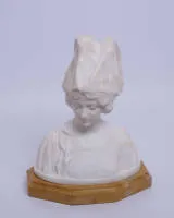 "Buste d'une jeune femme avec coiffe en dentelle", probablement Italie début du 20e s., albâtre, 40 cm de haut, plinthe Giallo Reale, dimensions de la plinthe 33 x 20 cm, quelques très petits éclats à peine visibles