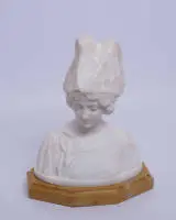 "Buste d'une jeune femme avec coiffe en dentelle", probablement Italie début du 20e s., albâtre, 40 cm de haut, plinthe Giallo Reale, dimensions de la plinthe 33 x 20 cm, quelques très petits éclats à peine visibles