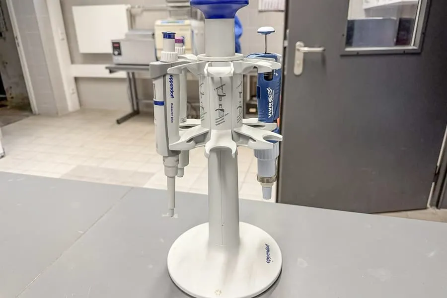 Karusel na pipety EPPENDORF se 3 pipetami