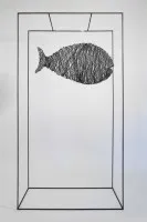 Drátěná ryba v rámu – průhledná socha ryby z oceli #0118
