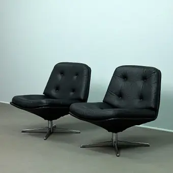 GILLIS LUNDGREN. Paire de fauteuils pivotants pour IKEA, vinyle / similicuir et métal chromé, années 1960 (2).