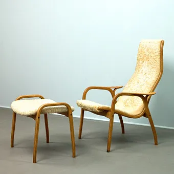 YNGVE EKSTRÖM. Swedese, Hochlehner / Lounge Chair und Ottomane, Modell 'Lamino', Eiche, Lammfell, 1960er Jahre, Schweden (2).
