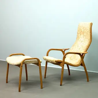 YNGVE EKSTRÖM. Swedese, fauteuil haut / lounge chair et ottomane, modèle 'Lamino', chêne, peau de mouton, années 1960, Suède (2).