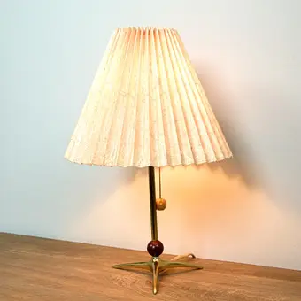 J. T. KALMAR. Kalmar, lampe de table / luminaire, laiton, années 1960, Autriche.