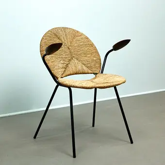 WALTER PAPST. Mauser-Werke Waldeck, chaise / fauteuil à accoudoirs / Lounge Chair, cannage de jonc de mer, fer, pin, années 1950, Allemagne.