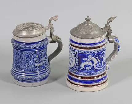 2 HISTORISMUS KRÜGE MIT ZINNDECKEL UM 1890.