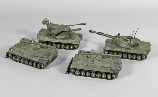 4 DINKY TOYS TANKY.