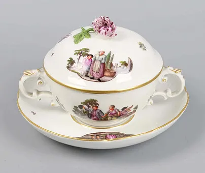 Terrine couverte Meissen avec soucoupe vers 1740.