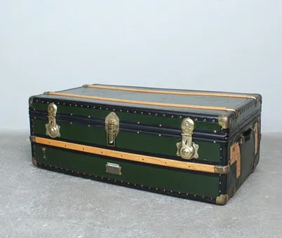 Antique steamer trunk from the 1930s/1940s.