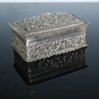 LEVI & SALAMAN. Silberschatulle mit floralen Dekor , 925er, Birmingham, 1903.