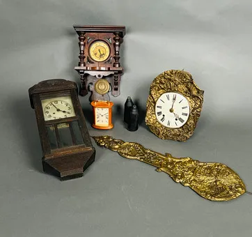 Lot d'horloges murales et de table.