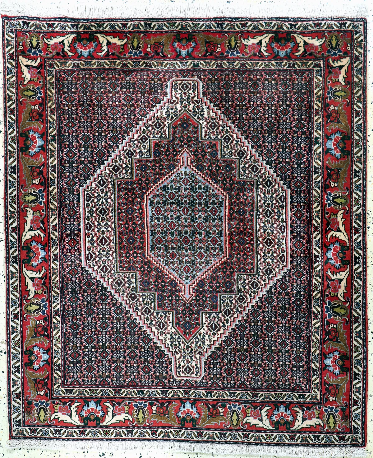Senneh, Perzië, eind 20e eeuw, wol op katoen, ca. 145 x 123 cm, EHZ:(bijna