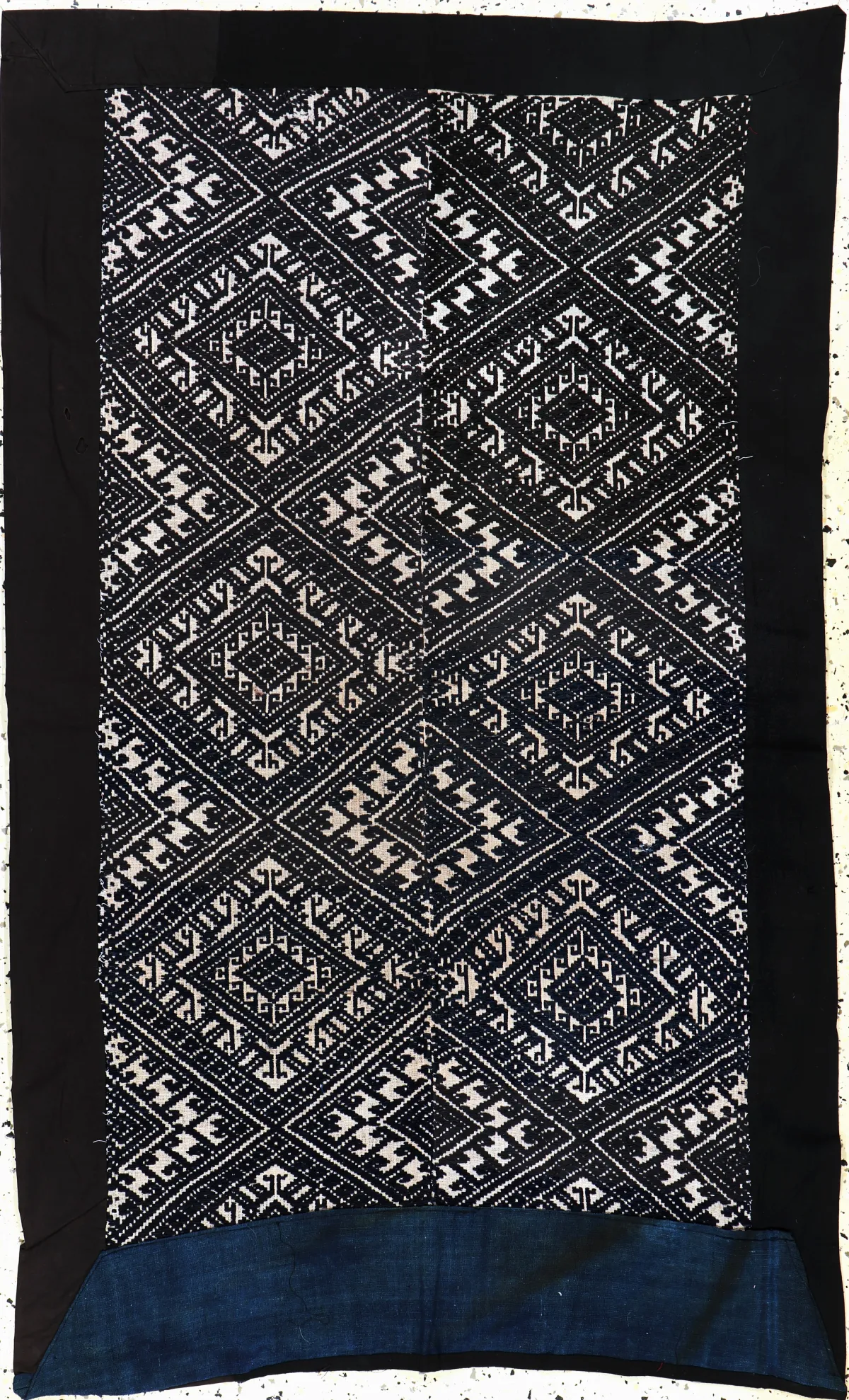 Haft, Laos, początek XX w., haft wełniany na tkaninie, ok. 143 x 88 cm, EHZ: 2-3