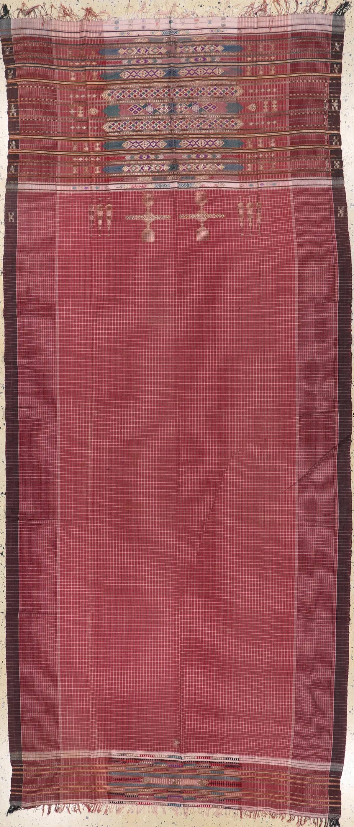 "Tissu cérémoniel", Birmanie, début 20e s., tissu de coton brodé de soie et de métal
