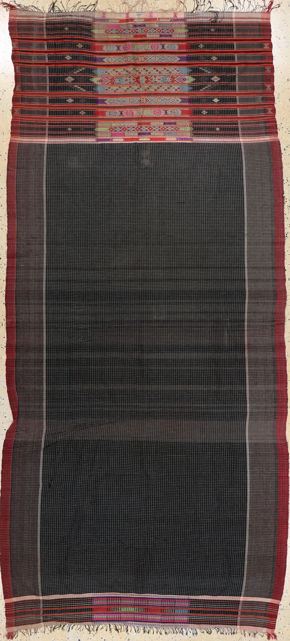 "Tissu cérémoniel", Birmanie, début 20e s., tissu de coton brodé de soie et de métal