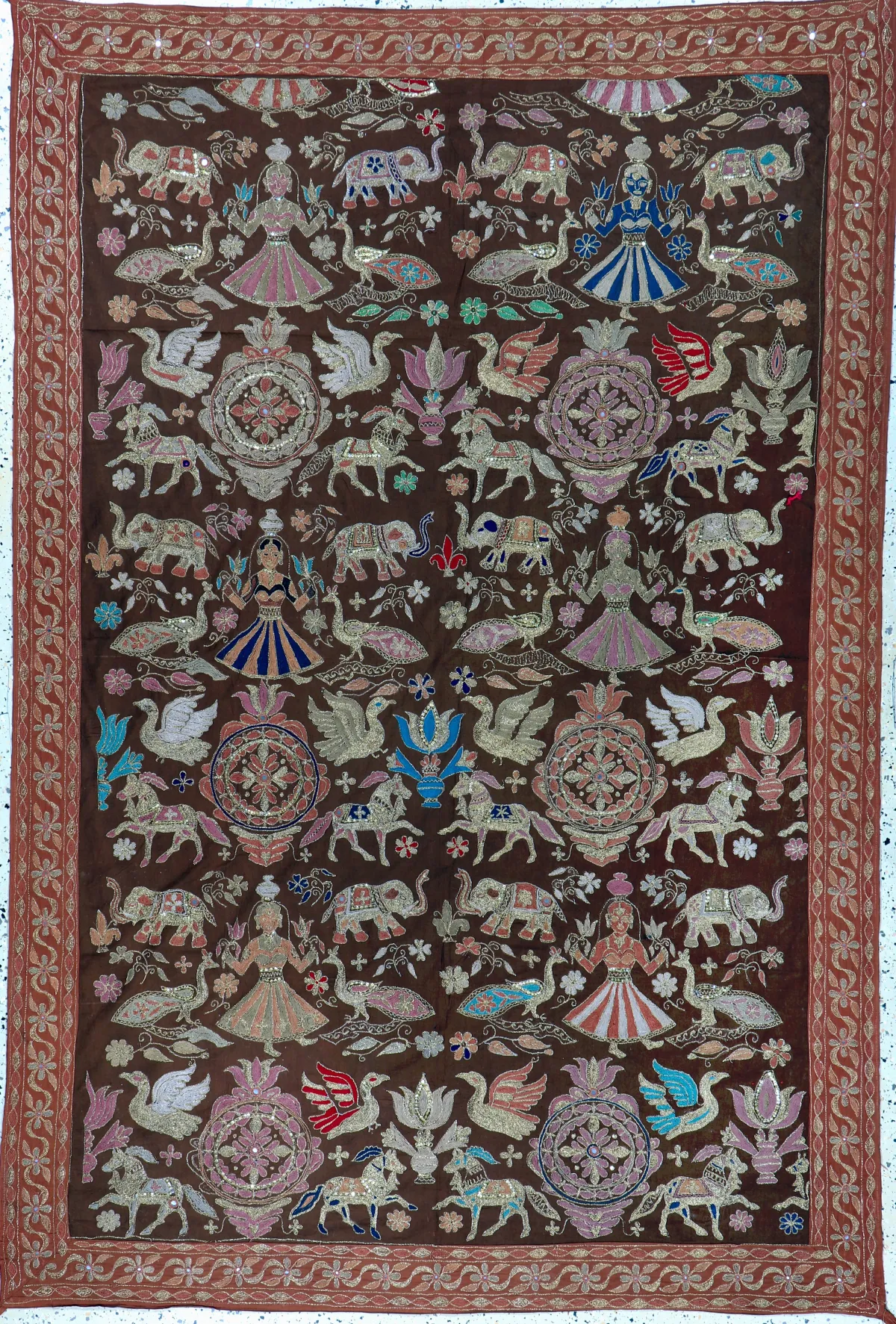 Вышивка, Индия, конец 20 в., вышивка металлом и шелком, ок. 219 x 148 см, EHZ: 1-2