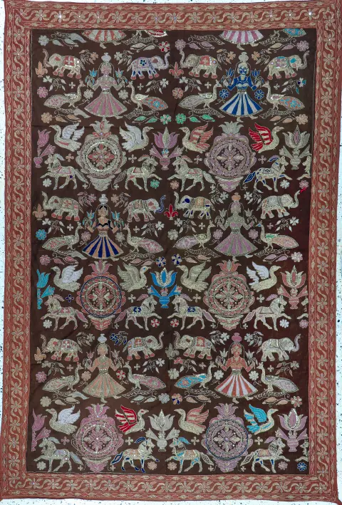 Вышивка, Индия, конец 20 в., вышивка металлом и шелком, ок. 219 x 148 см, EHZ: 1-2
