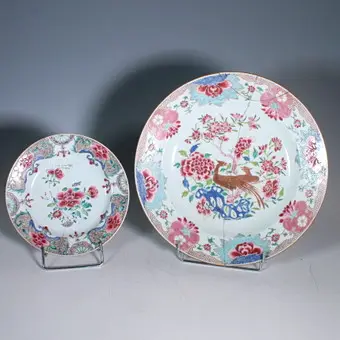Zwei Chinesische Teller, '' Family Rose ''.
