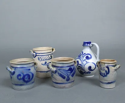 Lot of stoneware pots.