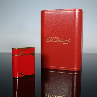 S.T.DUPONT. Lighter, model '' Soubreny '' Laque De Chine, Paris, gold-plated, 1990s.