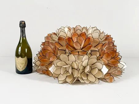WILLY DARO. Lampe de plafond boule de lotus/nacre de Rausch, Allemagne, années 1960.