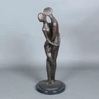 ONBEKENDE KUNSTENAAR. Groot bronzen beeld op marmeren sokkel "De Geliefden".