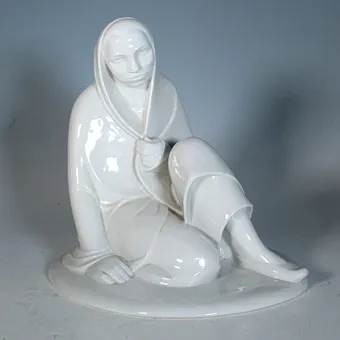 ERNST BARLACH. Schwarzburger Werkstätten, Werk Unterweißbach, figurine en porcelaine, '' Sitzendes Mädchen '' conception : 1908, exécution 1909-1926.