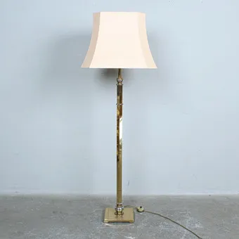 Lampa podłogowa w stylu Hollywood Regency.