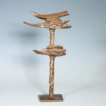 NEZNÁMÝ UMĚLEC. Brutalistická bronzová socha, signováno, '' Th R ''.